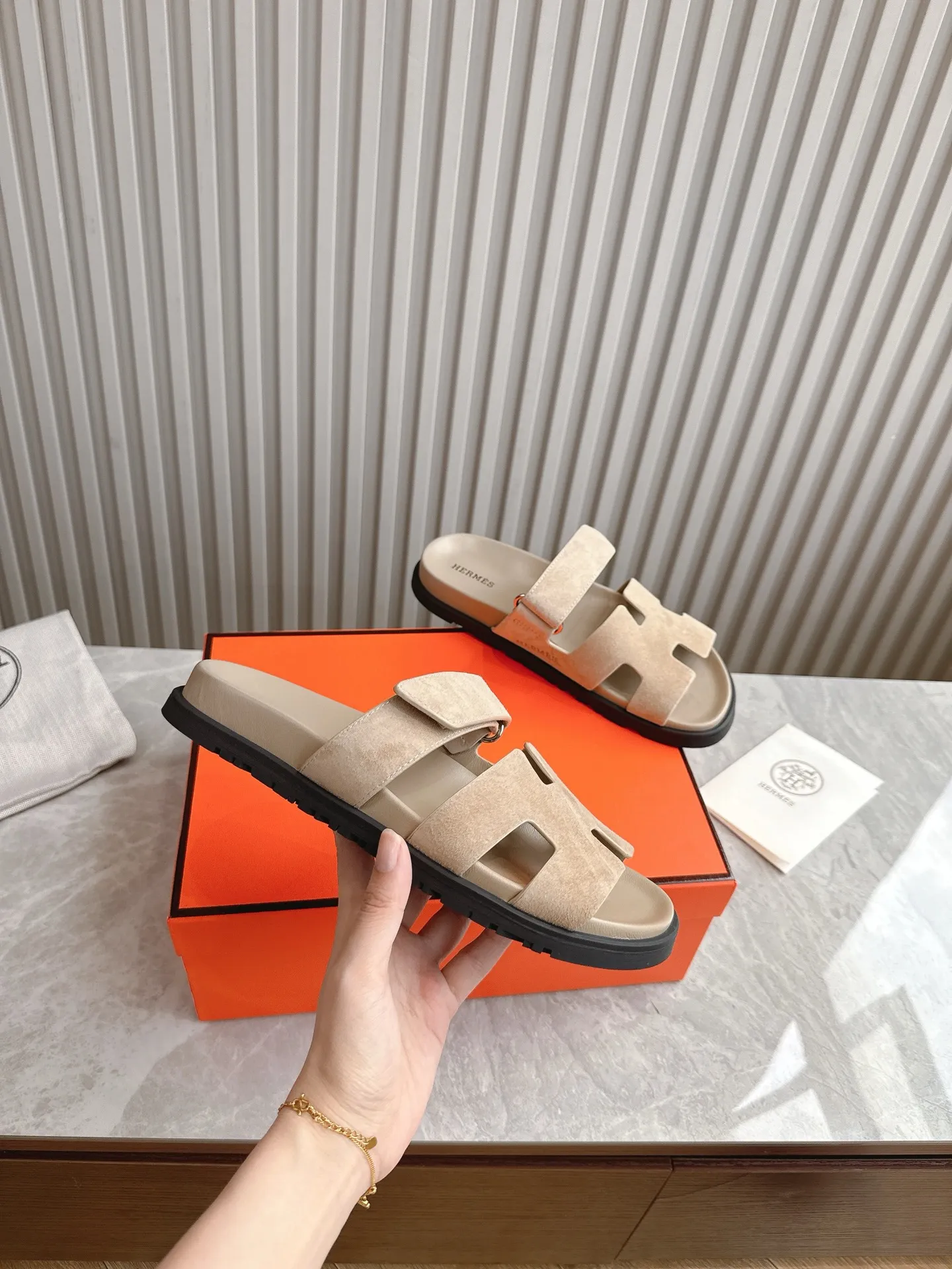 p480🐮🐮Couple model (top version) H family 2024 spring and summer new style HERMES Hermes' recently popular couple model pig nose angle sandals and slippers, paired with various colorful socks, popular. Upper: imported original deerskin (the genuine leather edging is not ordinary super migration). Lining: imported genuine leather. Outsole: Tpu non-slip and wear-resistant outsole. Size: Female 35-42 (40/42 non-returnable and non-exchangeable) Male size: 39-45 (45 non-refundable and non-exchangeable)